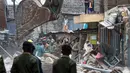 Petugas penyelamat menyisir puing bangunan lima lantai yang runtuh di daerah permukiman di ibu kota Kenya, Nairobi, Minggu (4/6). Diperkirakan puluhan orang masih belum ditemukan lantaran masih terjebak di antara reruntuhan. (AP Photo/Ben Curtis)