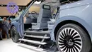 Tiga buah anak tangga terlihat pada masing-masing pintu masuk kiri dan kanandalam mobil konsep Lincoln Navigator pada New York International Auto Show 2016 di Manhattan, New York (23/3). (REUTERS/Eduardo Munoz)