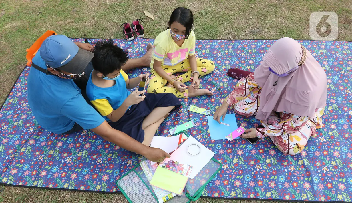 Warga berwisata di Hutan Kota Gelora Bung Karno (GBK), Jakarta, Minggu (17/10/2021). Hutan Kota mulai dibuka secara umum dengan memberlakukan pembatasan sebanyak 150 orang dengan batas waktu satu jam kunjungan. (Liputan6.com/Herman Zakharia)