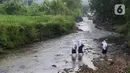 Setiap harinya, para pelajar ini harus menempuh jalur yang tidak biasa, salah satunya dengan melintasi Sungai Cihideung yang membentang di antara dua kecamatan. (Liputan6.com/Herman Zakharia)