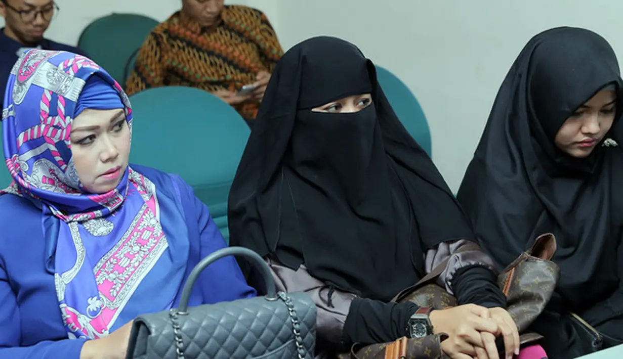 Begitu juga dengan kabar terkait istri ketiga Opick yang kabarnya anggota DPRD Depok, Dian mengaku tak mengetahui sama sekali. Kini, ia hanya fokus menjaga dan merawat anak-anaknya. (Deki Prayoga/Bintang.com)