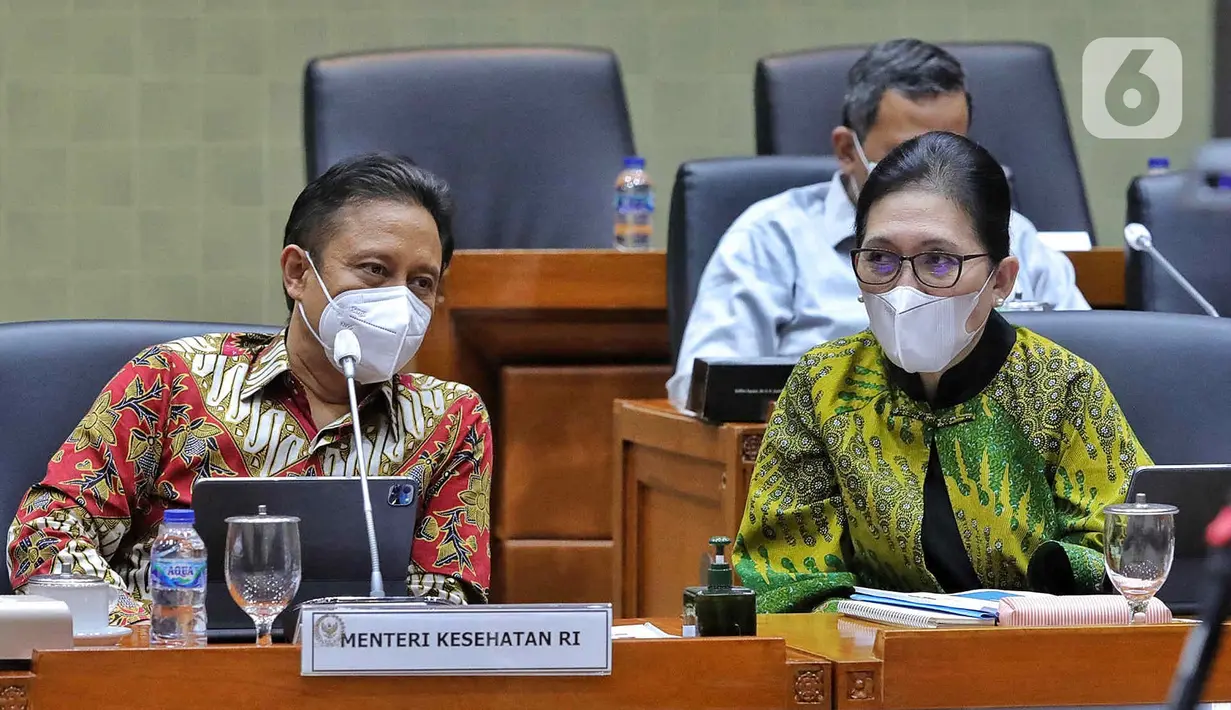 Menteri Kesehatan Budi Gunadi Sadikin (kiri) mengikuti rapat kerja dengan Komisi IX DPR di Kompleks Parlemen Senayan, Jakarta, Rabu (30/11/2022). Dalam raker tersebut membahas mengenai peningkatan capaian bulan Imunisasi Anak Sekolah (BIAS) dan Bulan Imunisasi Nasional (BIAN), program penguatan pelayanan kesehatan rujukan, serta penguatan pelayanan kesehatan primer melalui pemindaian dan revitalisasi fungsi puskesmas. (Liputan6.com/Angga Yuniar)