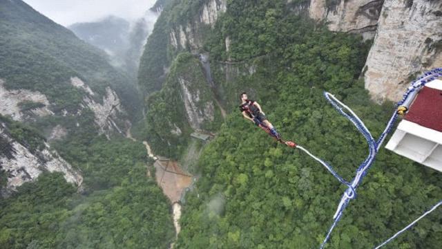 Jembatan Kaca Tertinggi di Dunia Buka Atraksi Wisata ...