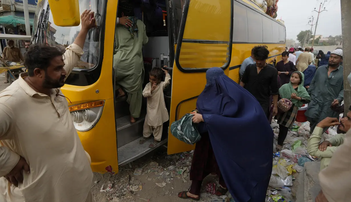 Meskipun Pakistan telah secara rutin menangkap dan mendeportasi warga Afghanistan yang menyelinap masuk tanpa dokumen sah dalam beberapa tahun terakhir, ini adalah pertama kalinya pemerintah mengumumkan rencana untuk melakukan tindakan keras yang begitu besar. (AP Photo/Fareed Khan)