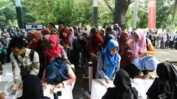 Sejumlah peserta melakukan resgistrasi pada hari kedua EMTEK Goes To Campus (EGTC) 2017 di Universitas Negeri Semarang, Jawa Tengah, Kamis, (6/4). Ini merupakan hari terakhir acara EGTC 2017 digelar di kota Semarang. (Liputan6.com/Yoppy Renato)