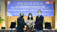 Prof. Felycia Edi Soetaredjo mendapat penghargaan