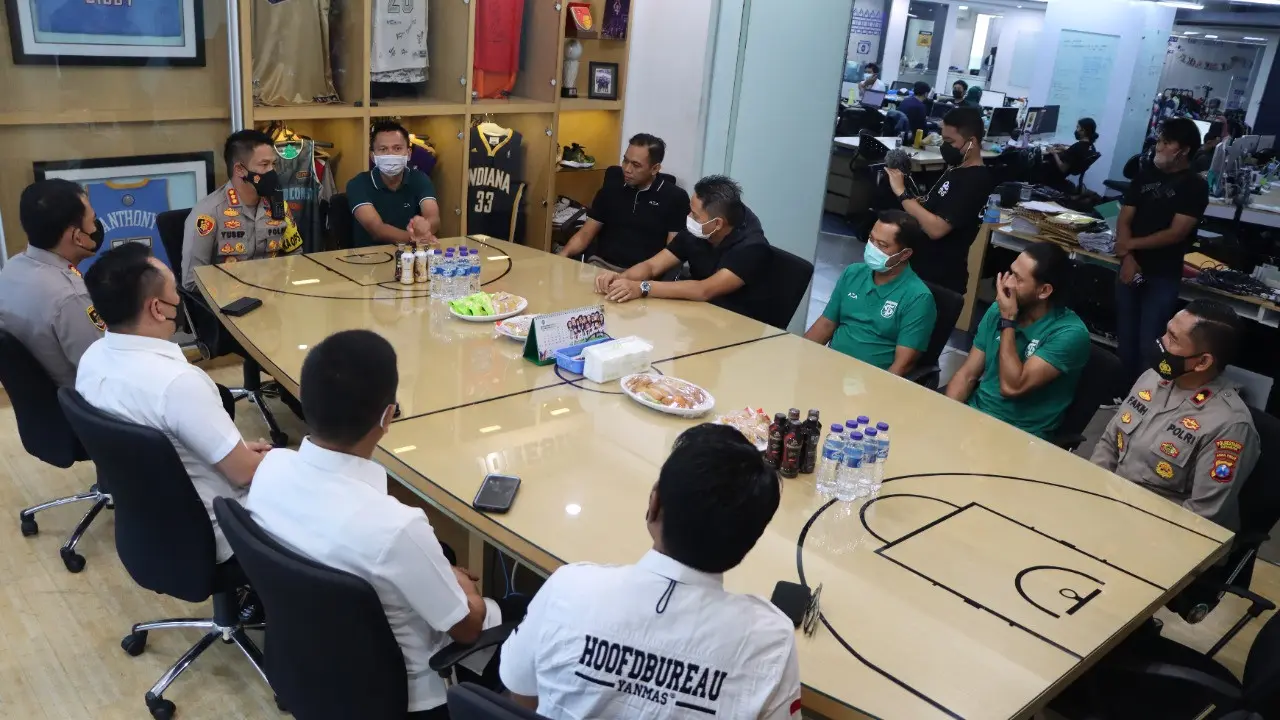Kombes Pol Akhmad Yusep Gunawan bersama Pejabat Utama (PJU) mendatangi kantor Persebaya Surabaya. (Dian Kurniawan/Liputan6.com).