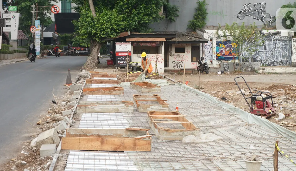 Pekerja menyelesaikan proyek revitalisasi trotoar di kawasan Kemang, Jakarta, Kamis (31/10/2019). Revitalisasi trotoar Kemang yang ditargetkan rampung pada November 2019 ini untuk memaksimalkan kenyamanan pejalan kaki dan mendongkrak aktivitas ekonomi di kawasan tersebut. (Liputan6.com/Angga Yuniar)