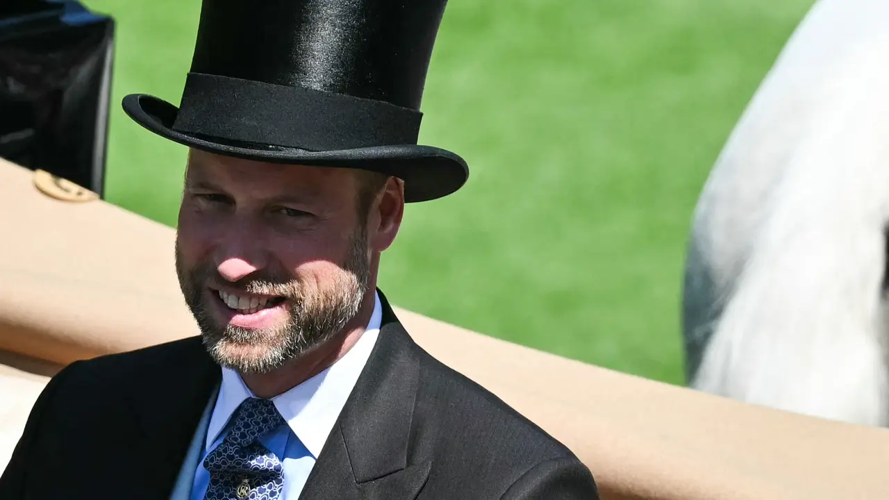 Pangeran William dari Inggris, tiba dengan kereta kuda pada hari kedua pertemuan pacuan kuda Royal Ascot di Ascot, sebelah barat London, pada tanggal 18 Juni 2025. (Dok: JUSTIN TALLIS / AFP)