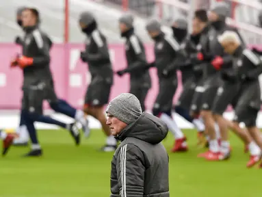 Pelatih Bayern Munchen, Jupp Heynckes, mengamati anak asuhnya saat latihan di Munchen, Senin (4/12/2017). Munchen bersiap jelang laga big match Liga Champions melawan PSG. (AFP/Guenter Schiffmann)