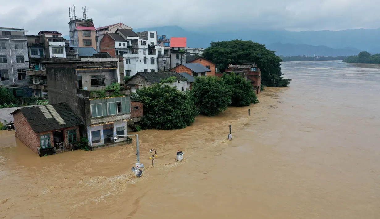 Foto hasil bidikan dari udara menunjukkan Sungai Rongjiang yang meluap di Wilayah Rong'an, Daerah Otonom Etnis Zhuang Guangxi, China selatan (11/7/2020). Hujan deras yang terus-menerus mengguyur Wilayah Rong'an menyebabkan level air Sungai Rongjiang naik. (Xinhua/Zhang Ailin)