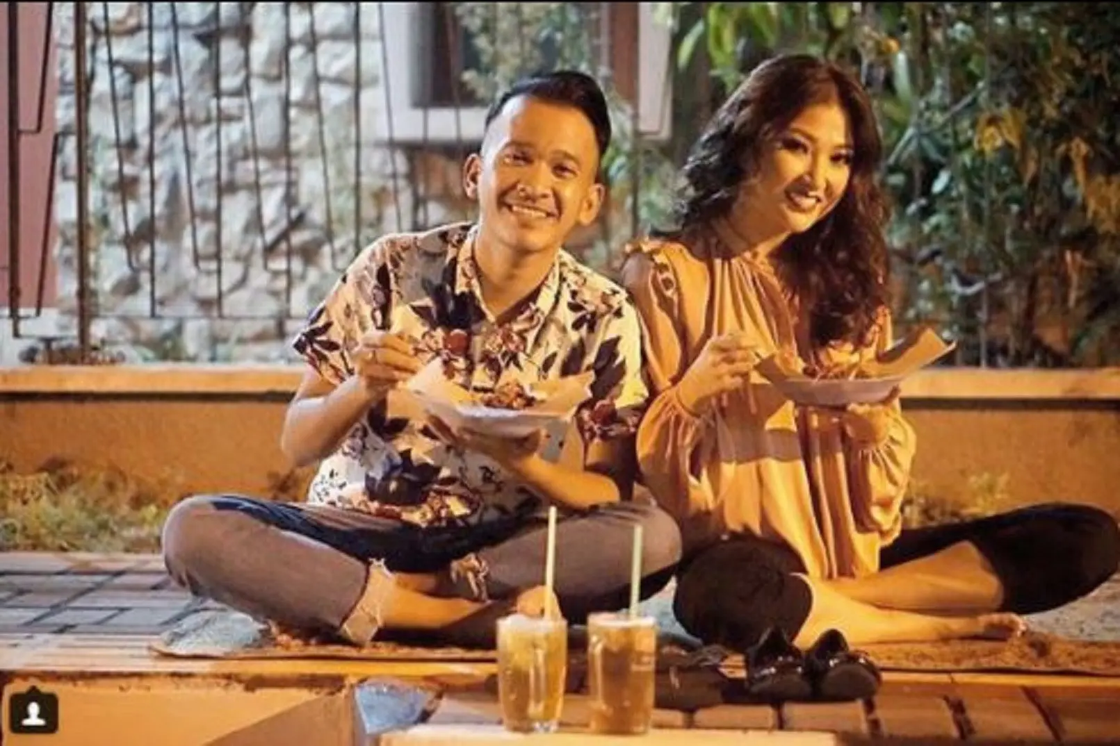 Ruben Onsu dan Sarwendah makan gudeg usai hadiri resepsi pernikahan Kahiyang Ayu dan Bobby Nasution (Instagram/@ruben_onsu)