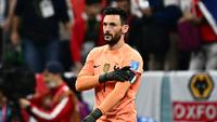 Kiper sekaligus kapten Timnas Prancis, Hugo Lloris resmi pensiun dari Timnas Prancis pada Senin (9/1/2022) waktu setempat. Seiring dengan keputusan tersebut membuat ban kapten skuad Les Bleus resmi lowong. Berikut ini kandidat kuat kapten Timnas Prancis setelah Hugo Lloris pensiun. (AFP/Gabriel Bouys)