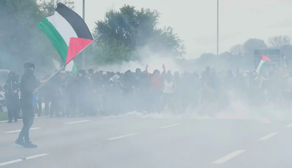 Bentrokan antara pengunjuk rasa dan aparat keamanan juga terjadi di Turin, Bologna, dan Napoli. (AP Photo/Luca Bruno)