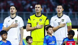 Pemain Timnas Indonesia,&nbsp;Emil Audero, Kevin Diks, dan Jay Idzes menyanyikan lagu kebangsaan Indonesia Raya saat melawan Timnas Lebanon dalam laga FIFA Matchday 2025 di Stadion Gelora Bung Tomo, Surabaya, Senin (8/9/2025). (Bola.com/Abdul Aziz)