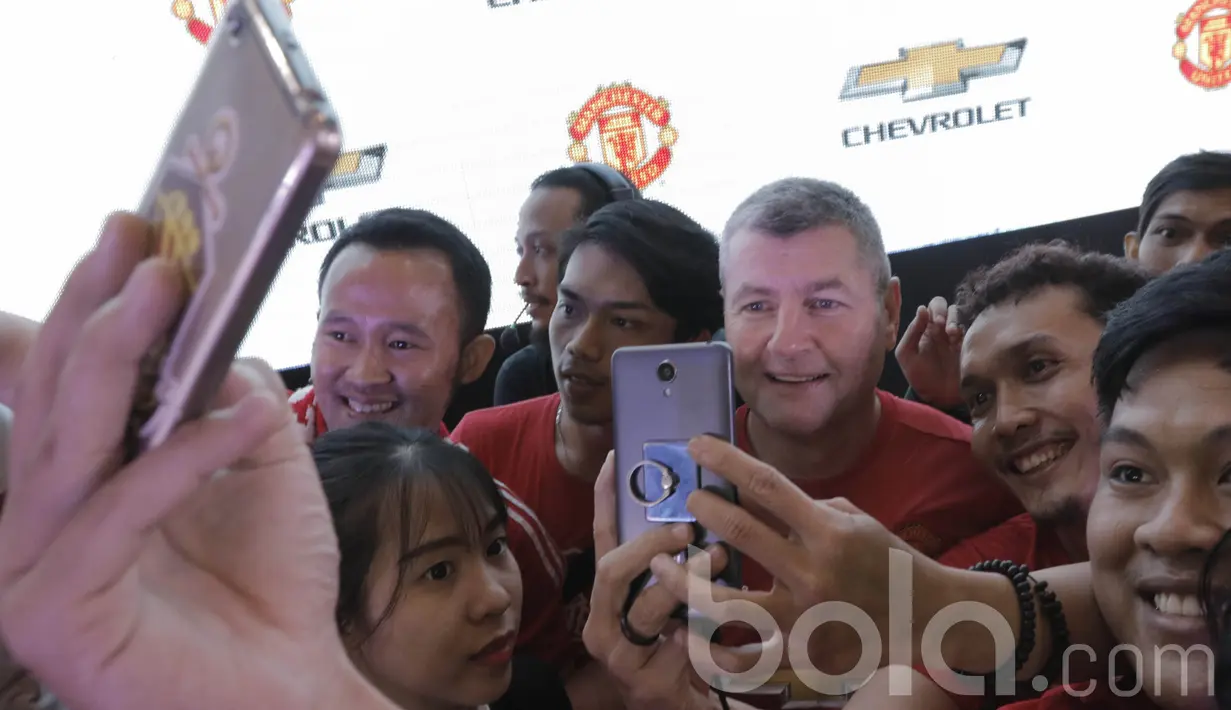 Legenda Manchester United (MU), Denis Irwin, foto bersama Fans di Lotte Shopping Avenue, Jakarta, Jumat (17/03/2017). Legenda Setan Merah secara khusus datang untuk menemui penggemar setia di Tanah Air. (Bola.com/M Iqbal Ichsan)