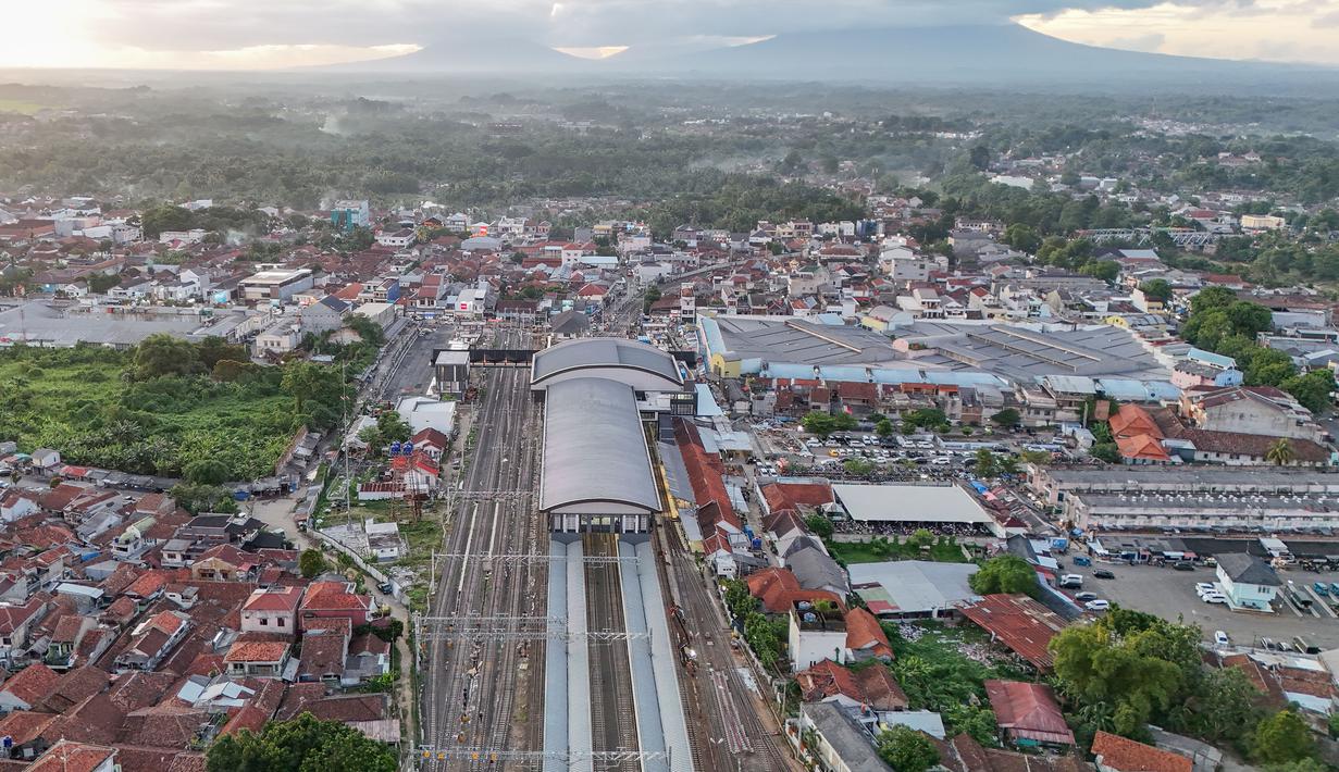 Foto udara yang memperlihatkan lanskap Stasiun Rangkasbitung Ultimate di Lebak, Banten, Senin (24/11/2025). Kementerian Perhubungan melalui Balai Teknik Perkeretaapian kelas 1 Jakarta melakukan uji coba pengoperasian gedung baru Stasiun Rangkasbitung Ultimate pada Selasa (25/11/2025). (merdeka.com/Arie Basuki)