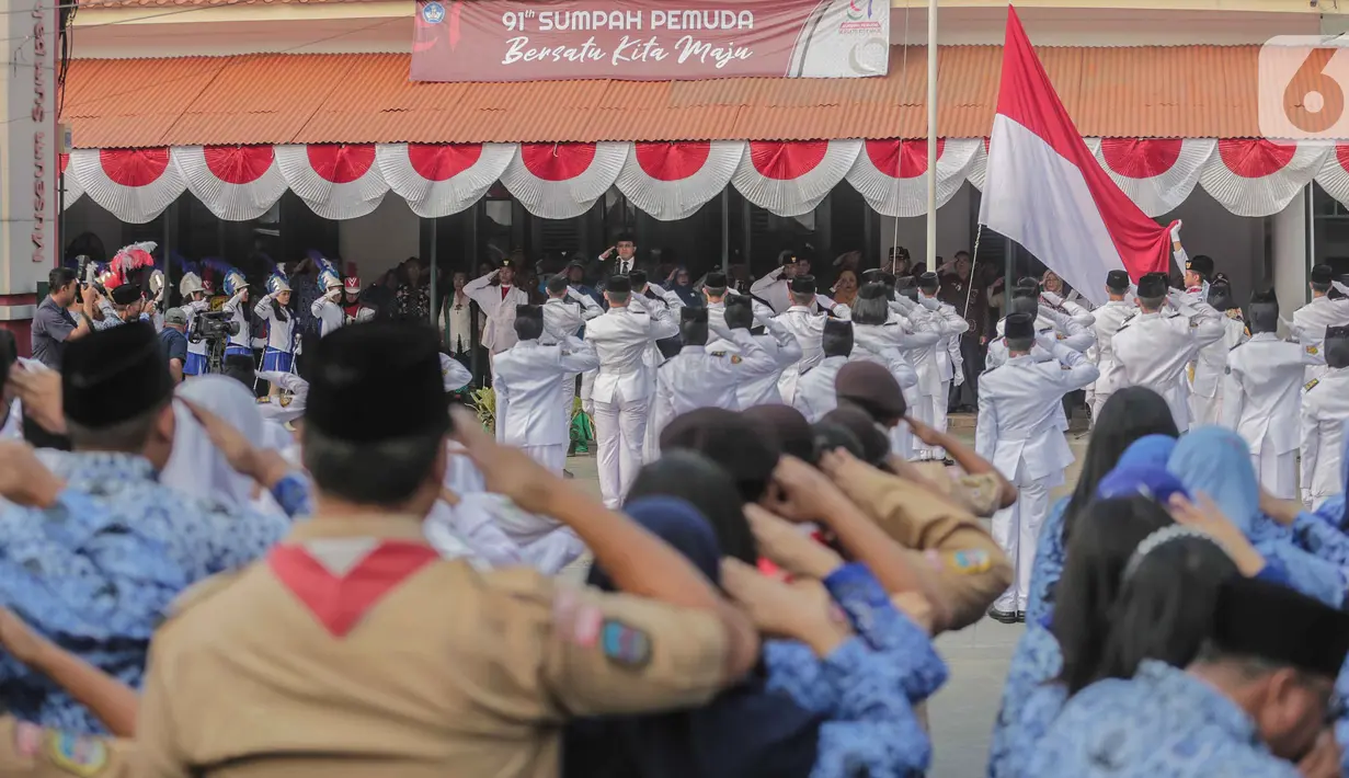 Peserta upacara memberikan hormat kepada bendera merah putih saat upacara peringatan Hari Sumpah Pemuda di Museum Sumpah Pemuda, Jakarta, Senin (28/10/2019). Upacara yang diikuti sejumlah pelajar ini diselenggarakan dalam rangka memperingati Hari Sumpah Pemuda ke-91. (liputan6.com/Faizal Fanani)