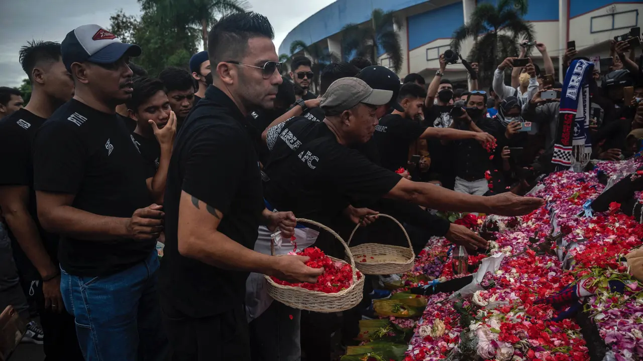 Foto: Tangisan Pemain dan Ofisial Tim Arema FC Pecah Ketika Menginjakkan Kaki di Stadion Kanjuruhan