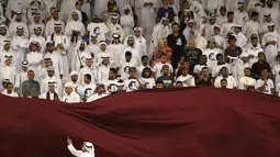 Sejumlah suporter Qatar saat mendukung negaranya bertanding melawan Korea Selatan pada Kualifikasi Piala Dunia 2018 di stadion Jassim Bin Hamad, Doha, Qatar, (13/6). Qatar menang atas Korsel 3-2. (AFP Photo/Karim Jaafar)