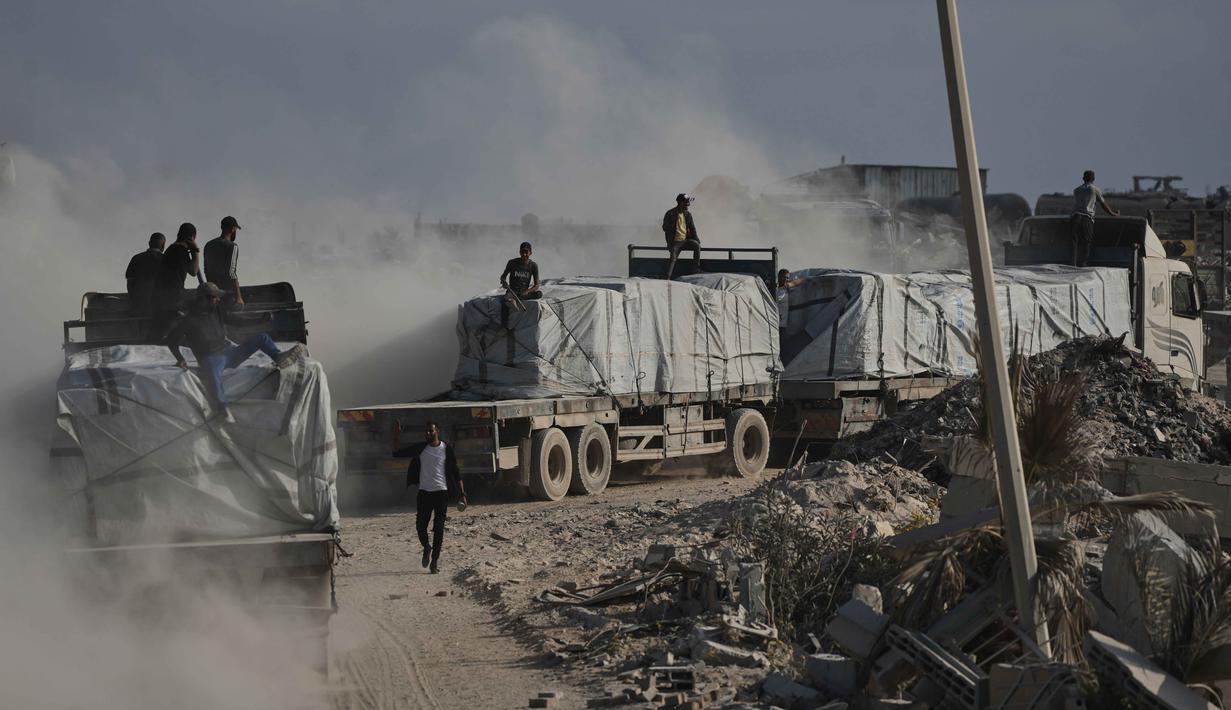 Sebelumnya, kantor PBB untuk Koordinasi Urusan Kemanusiaan (OCHA) menekankan bahwa pengiriman bantuan ke Gaza utara sangat sulit karena penutupan penyeberangan langsung, dan pembukaan kembali ini diharapkan dapat meringankan krisis kelaparan di wilayah tersebut. Tampak dalam foto, truk-truk yang mengangkut bantuan kemanusiaan melintasi Kota Gaza setelah masuk dari Israel melalui pos perbatasan Zikim di bagian utara Jalur Gaza, Kamis 13 November 2025. (AP Photo/Jehad Alshrafi)