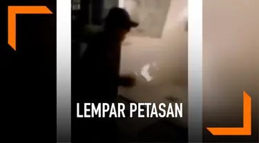 Sebuah video viral di media sosial. Menunjukkan aksi remaja yang nekat membangunkan sahur dengan cara melempar petasan ke dalam rumah warga. Sontak, apa yang dilakukan remaja tersebut dikecam warganet karena dianggap berbahaya.