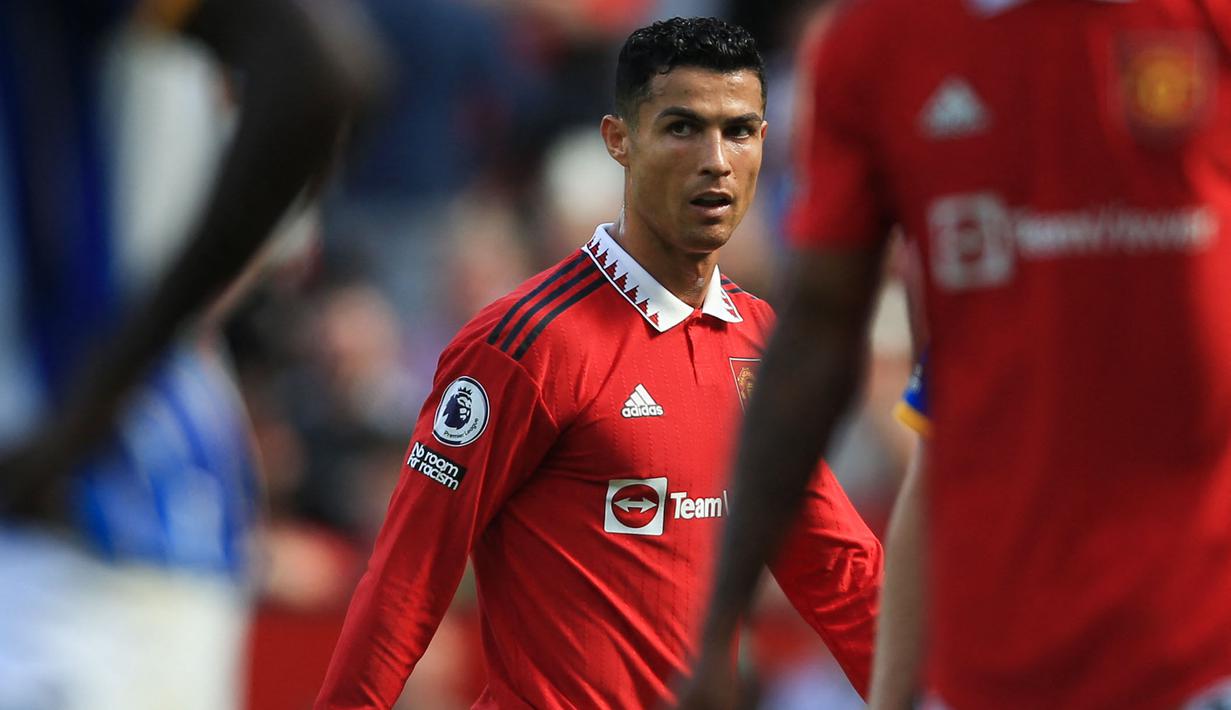 <p>Manchester United mengawali Liga Inggris 2022/2023 dengan menelan dua kekalahan. Salah satu penyebabnya adalah menurunnya performa penyerang andalan mereka, Cristiano Ronaldo. Beberapa kali dikabarkan akan hengkang hingga perseteruannya dengan Erik Ten Hag, membuat dirinya harus bermain dari bangku cadangan. Padahal, pada musim lalu, Ronaldo mampu mengemas 18 gol di Liga Inggris. (AFP/Lindsey Parnaby)</p>