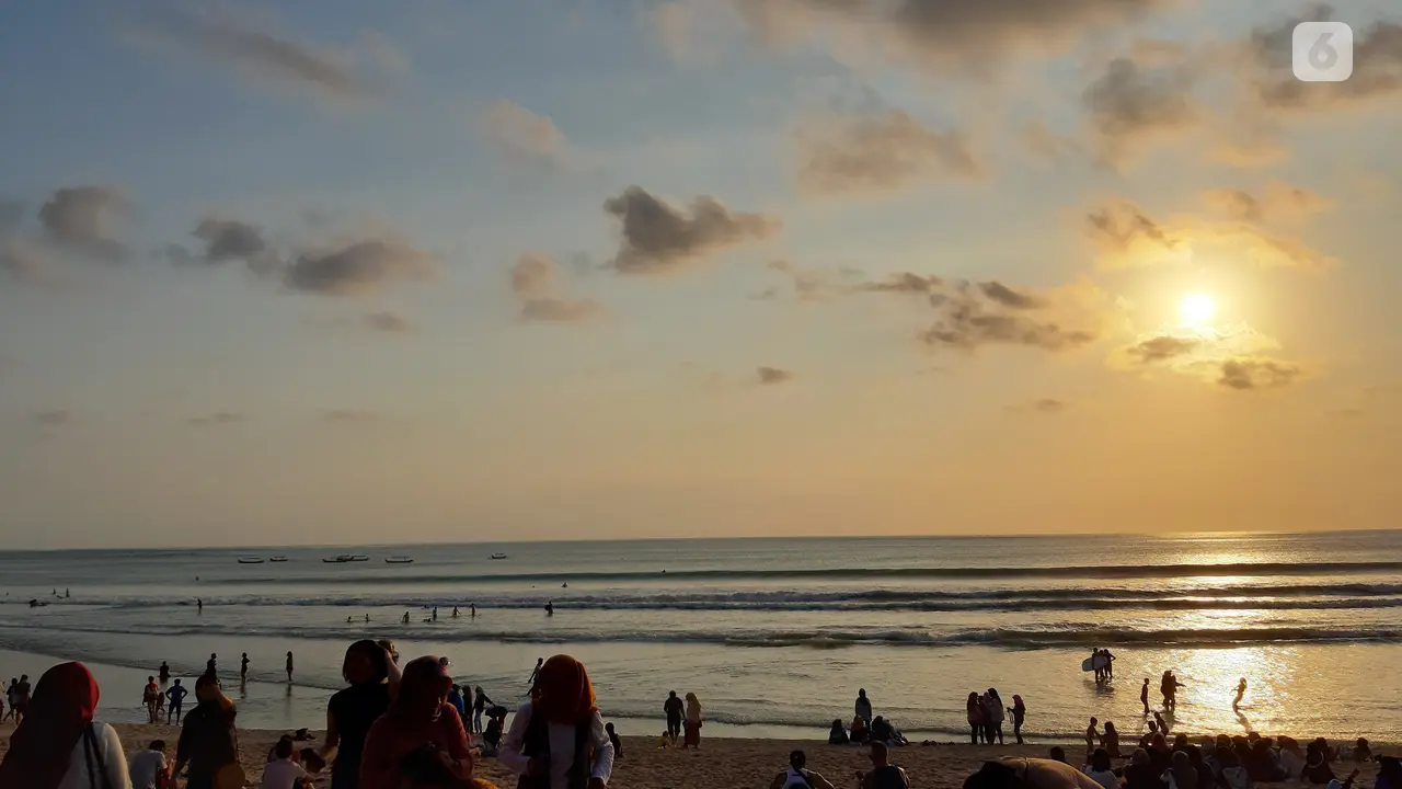 Suasana sore pantai di Kuta, Bali.