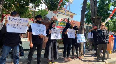 Demo memarnai sidang lanjutan kasus pencabulan anak kiai Jombang di PN Surabaya. (Dian Kurniawan/Liputan6.com).