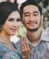 Jeje Govinda telah melamar Syahnaz Sadiwah secara resmi pada Minggu (11/11/2017) di kediaman Syahnaz di Green Andara Residence, Jakarta Selatan. Keduanya pun dikabarkan sudah merencanakan pernikahan. (Instagram/syahnazs)