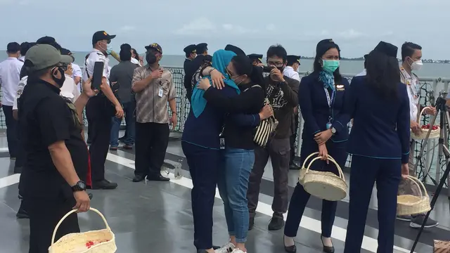 Keluarga korban pesawat jatuh Sriwijaya Air SJ melakukan tabur bunga dari atas Kapal KRI Semarang, di Kepulauan Seribu, Jumat (22/1/2021).