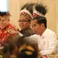 Presiden Joko Widodo atau Jokowi mengadakan pertemuan dengan para tokoh Papua di Istana Negara, Jakarta, Selasa (10/9/2019). Jokowi mengundang 61 tokoh asal Papua dan Papua Barat untuk membicarakan masalah percepatan kesejahteraan di Tanah Papua. (Liputan6.com/Angga Yuniar)
