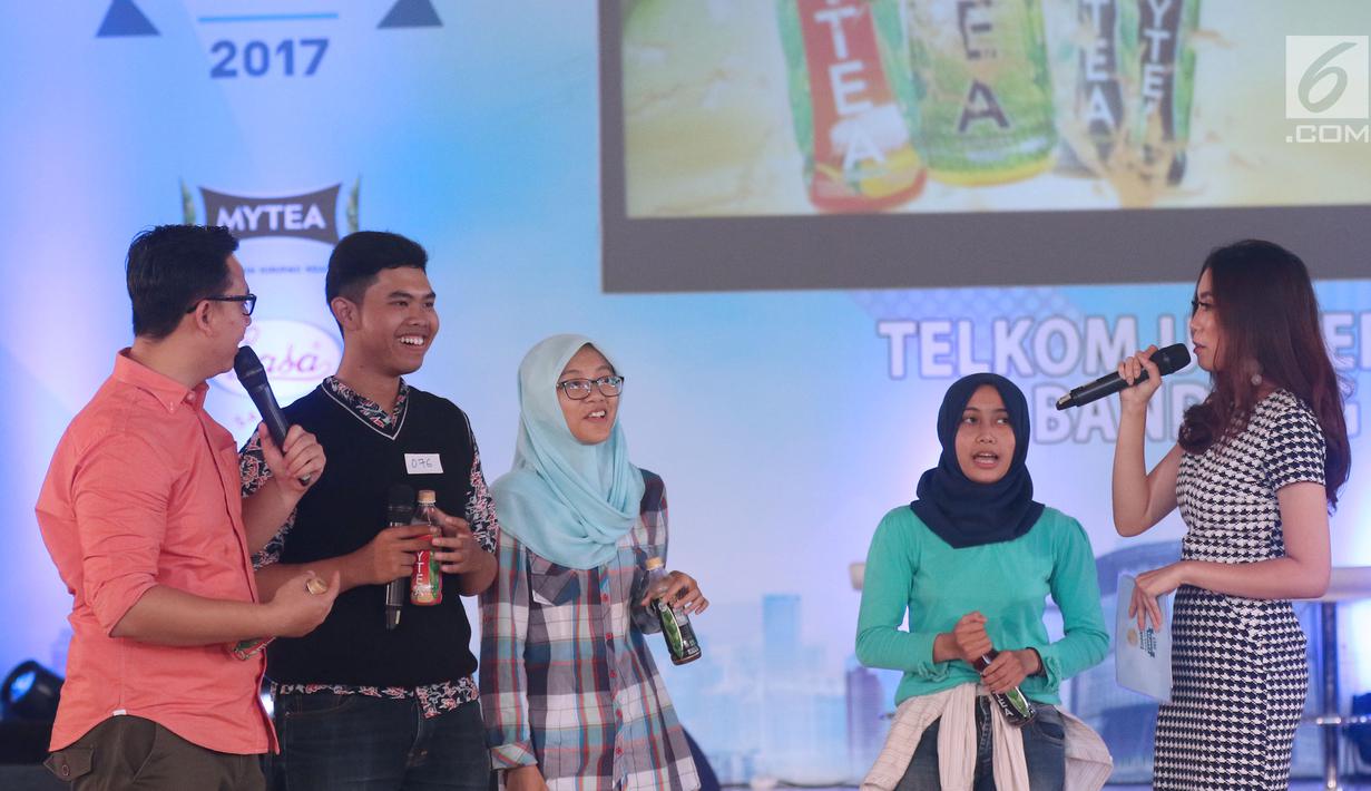 Peserta EGTC mengikuti kuis berhadiah di sela sela gelaran Emtek Goes To Campus 2017 di Telkom University, Bandung, Rabu (29/11). (Liputan6.com/Helmi Fithriansyah)