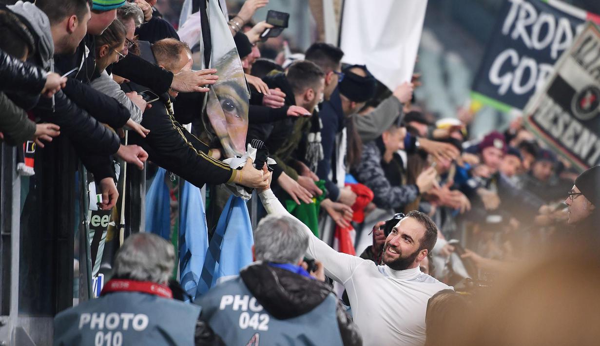 Pemain Juventus, Gonzalo Higuain menyapa fans usai timnya menang atas Napoli pada leg pertama semifinal Coppa Italia di Juventus Stadium, Turin, (28/2/2017). (EPA/Alessandro Di Marco)
