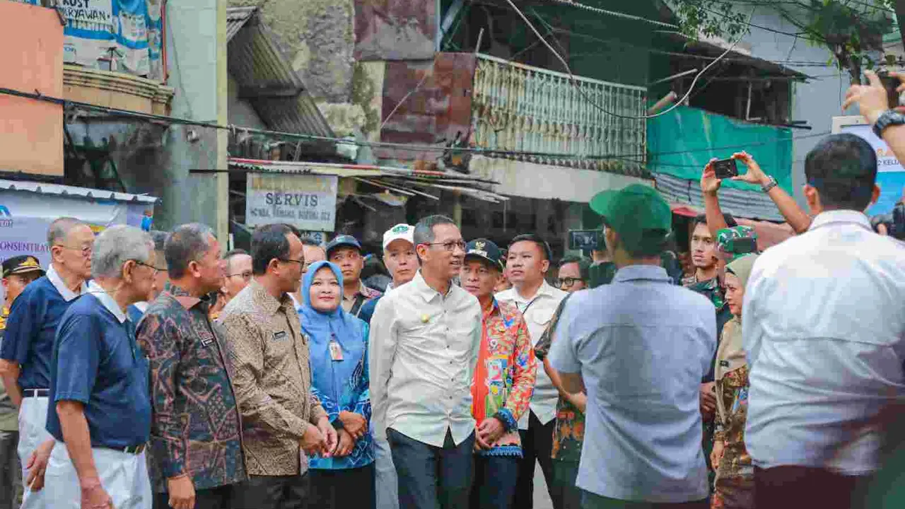 Pj Gubernur DKI Jakarta Heru Budi Hartono meninjau permukiman tak layak dihuni di Kelurahan Tanah Tinggi, Kecamatan Johar Baru, Jakarta Pusat, Kamis (23/11/2023).