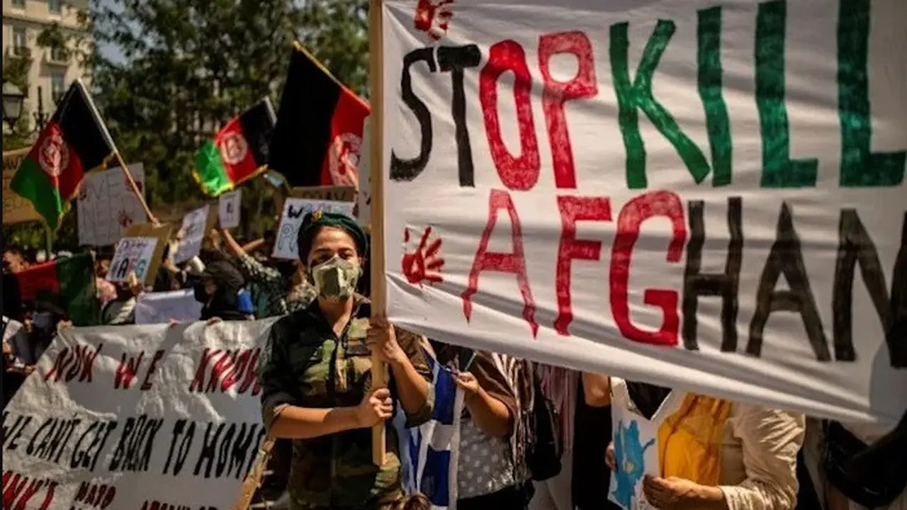 Ratusan pengungsi Afghanistan di Athena, Yunani menggelar aksi protes terhadap Taliban. (Photo credit: Angelos Tzortzinis/AFP)