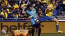 Kiper Las Palmas, Pedro Bigas, mengamankan gawang dari rebutan striker Barcelona, Luis Suarez, pada laga La Liga Spanyol di Stadion Gran Canaria, Sabtu (20/2/2016). Las Palmas takluk 1-2 dari Barcelona. (Reuters/Juan Medina)