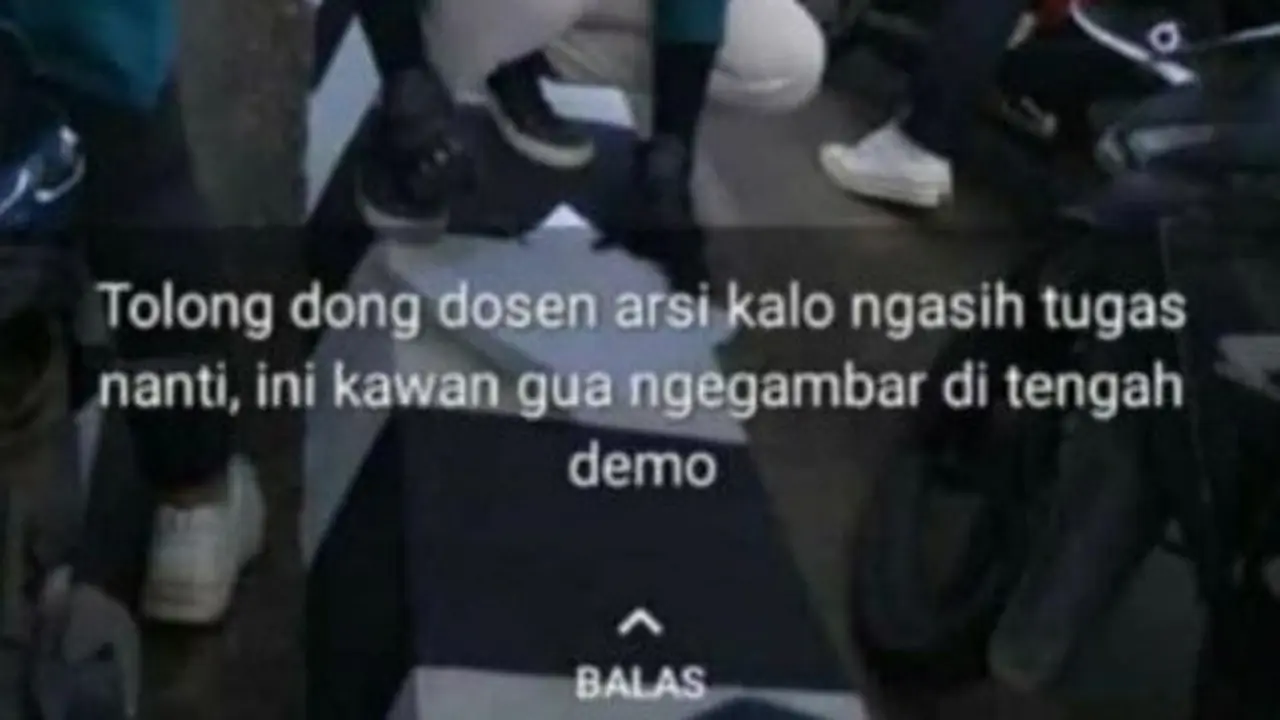 mahasiswa kerjakan tugas saat demo