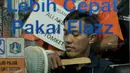 Ali Tomket mengancam Asep dengan pisau saat reka ulang pembunuhan, Jakarta, Jumat (2/10/2015). Reka ulang ini diperagakan langsung oleh tersangka, Ali Akbar alias Ali Tomket. (Liputan6.com/Andrian M Tunay)