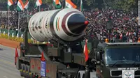 Misil balistik India ICBM Agni-V yang tengah diarak di New Delhi pada 2013 (AFP)