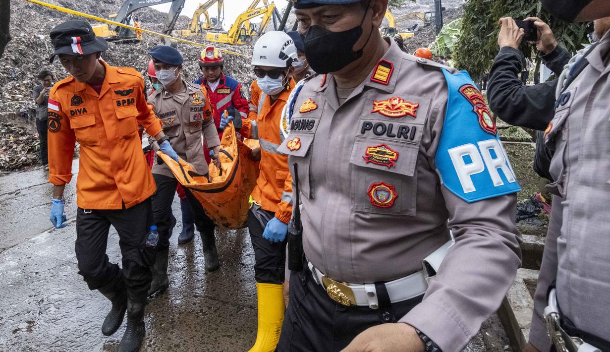Kepala Seksi Operasi Kantor SAR Jakarta, Ahmad Rizkiansyah, mengatakan sebelumnya diperkirakan sebanyak 10 orang menjadi korban dalam peristiwa longsornya gunungan sampah di Zona 4 TPST Bantargebang, Kota Bekasi, Jawa Barat. Tampak dalam foto, tim penyelamat mengevakuasi korban korban longsor di Tempat Pembuangan Sampah Terpadu (TPST) Bantargebang, Bekasi, Jawa Barat, pada 9 Maret 2026. (BAY ISMOYO/AFP)