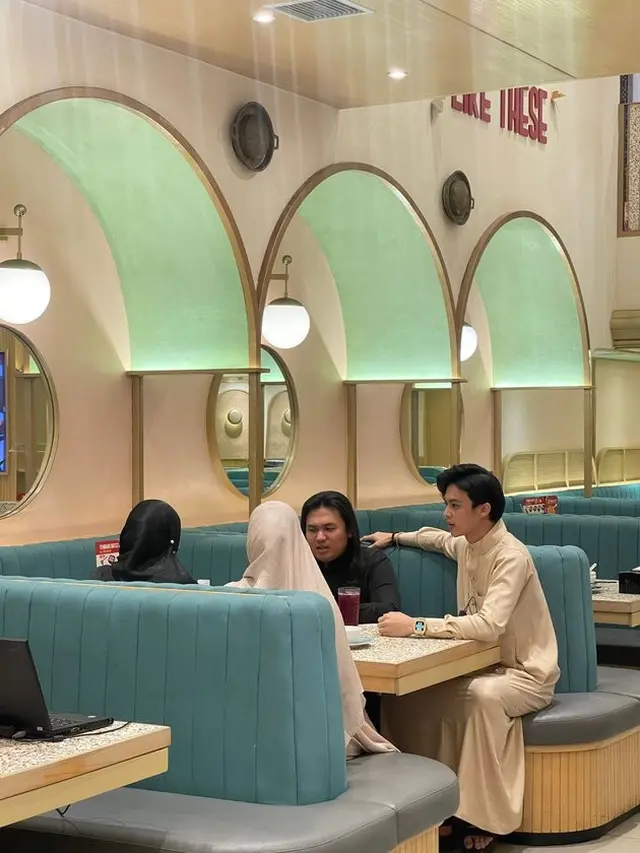 Heboh Diduga Taaruf, Ini 6 Potret Keanu Agl saat Bertemu Wanita Berhijab