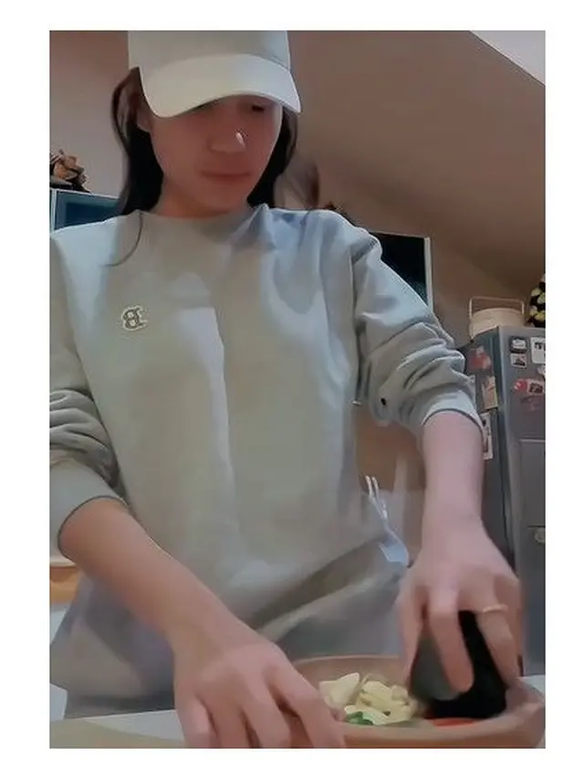 7 Potret Azizah Salsha Saat Masak, Netizen: Siap Bikin Sarapan Buat Arhan