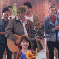 Iwan Fals bersama sejumlah band papan atas yang bersatu di album ‘Satu’ tengah dalam penggarapan video klip single ‘Kemesraan’. Syuting video klip dilakukan di Studio PFN, Otista Raya, Jakarta Timur, Selasa (19/1/2016) malam. (Galih W. Satria/Bintang.com)