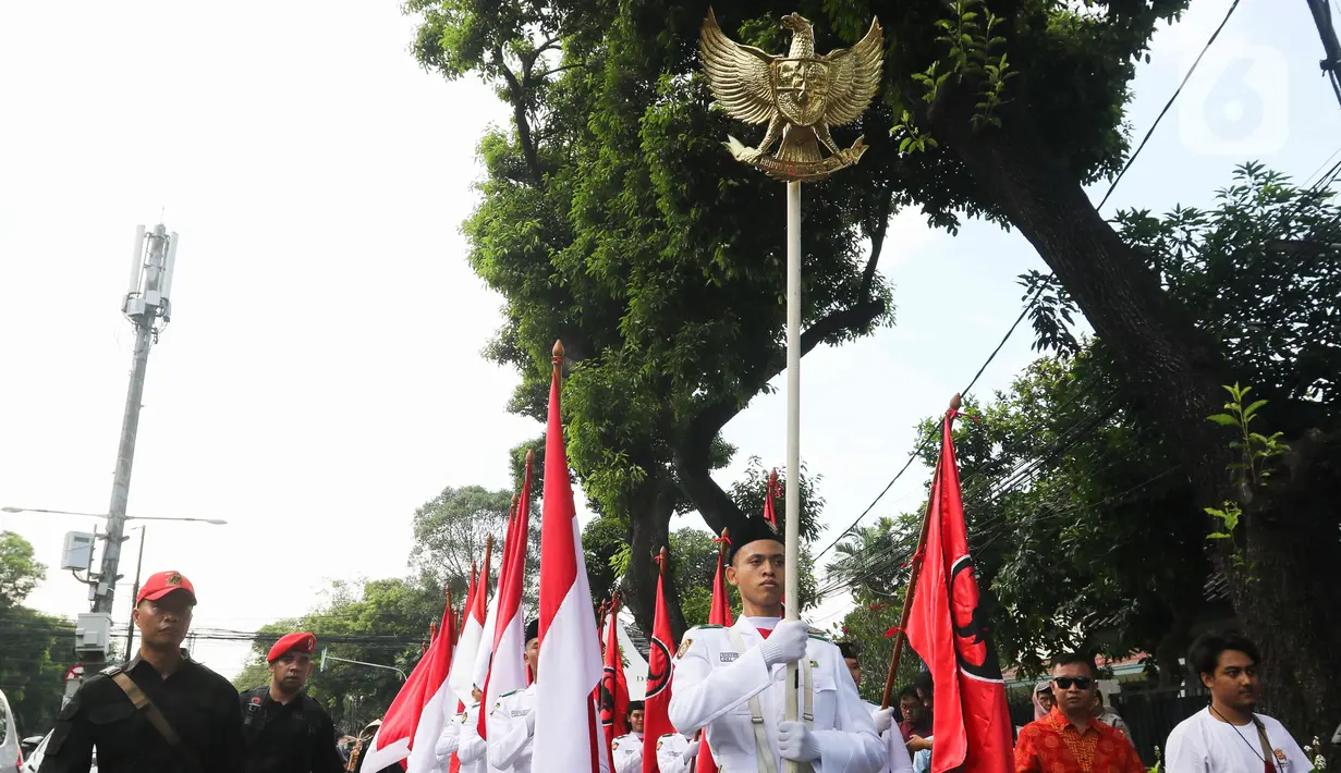 Iring-iringan parade kebudayaan dipimpin oleh Pasukan Pengibar Bendera (Paskibra), yang membawa lampang Pancasila, mengawali barisan panjang kader dan simpatisan PDIP. (Liputan6.com/Herman Zakharia)