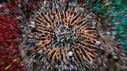 Anggota "Castellers de Sants" membentuk menara manusia selama Kompetisi Tower Manusia di Tarragona, Spanyol, Minggu (7/10). Sejak 2010, Tradisi "Castells" atau "Menara Manusia" telah masuk ke dalam daftar warisan budaya dunia UNESCO. (AP/Emilio Morenatti)