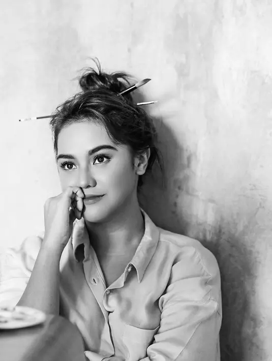 Mengurus dan membesarkan buah hatinya, Mahatma Kala Maheswara, yang kini berusia tiga tahun, Mytha merasa tengah sekola menjadi seorang ibu. Ia mempelajari tentang kekurangan yang dirasakannya agar tidak terulang saat hamil anak kedua nanti. (Instagram/mytha_lestari)