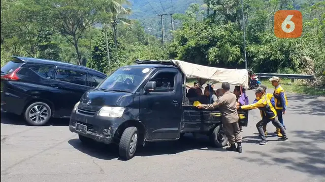 Mobil pemudik atau wisatawan saat mogok tak kuat menanjak di Jalan Alternatif Cikidang-Pelabuhanratu (Liputan6.com/Fira Syahrin).