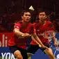 Pasangan Ganda Putra Indonesia, Mohammad Ahsan/Hendra Setiawan, harus mengakui keunggulan pebulutangkis Korea Selatan, Lee Yong Dae/Yoo Yeon Seong (15-21, 17-21) di final Indonesia Open 2014, (22/6/2014). (Liputan6.com/Helmi Fithriansyah)