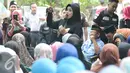 Calon Wakil Gubernur DKI Sylviana Murni saat memaparkan program-programnya kepada warga Jalan Famili, Jagakarsa, Jakarta Selatan, Kamis (5/1). Gerilya ke Jagakarsa, Sylviana Murni minta dukungan dan dengarkan keluhan warga. (Liputan6.com/Yoppy Renato)